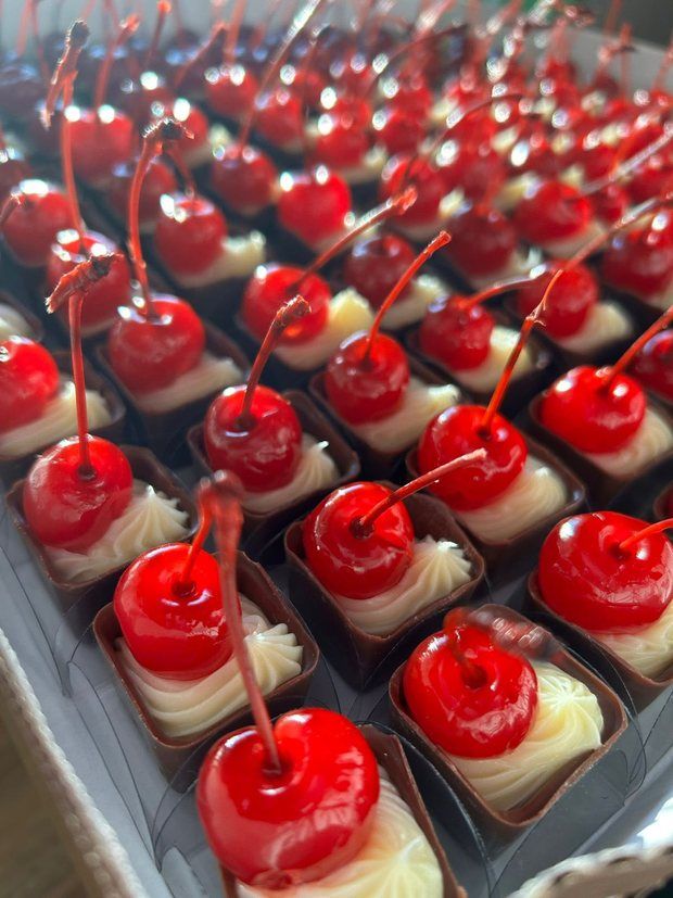 Doces finos com cereja
