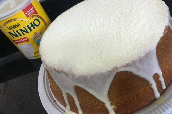 Bolo caseiro com cobertura de leite ninho