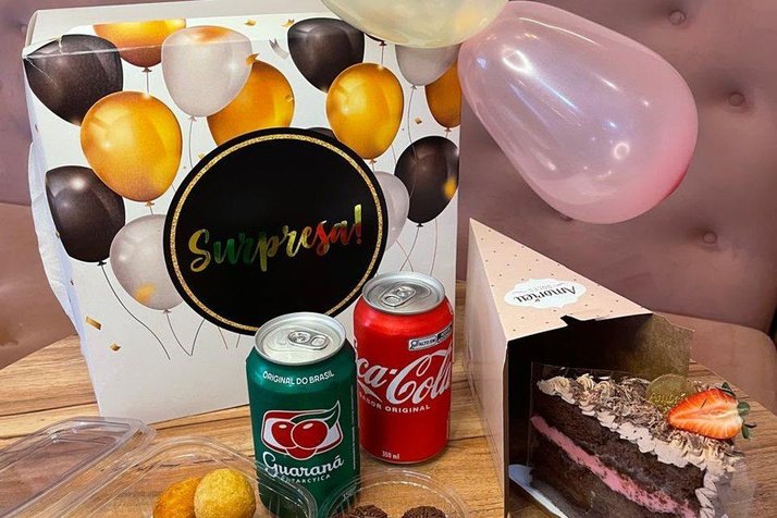 Kit Festa na Caixa com balões, bolo, salgados e docinhos