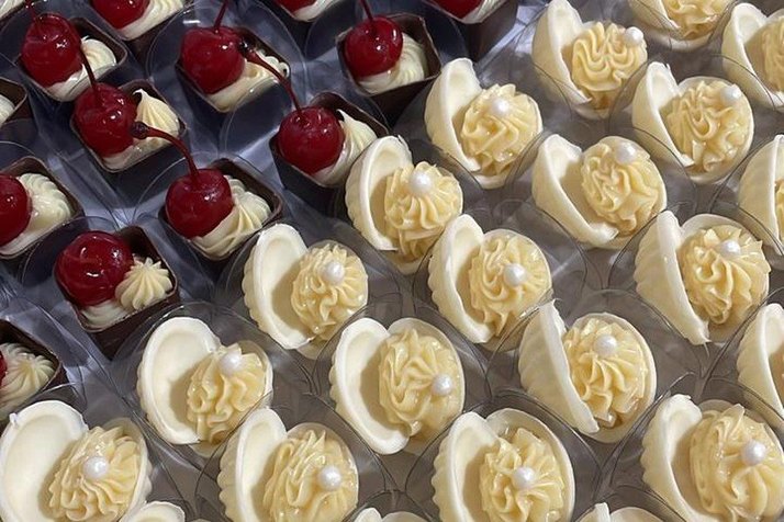 Doces finos com cereja e conchinhas