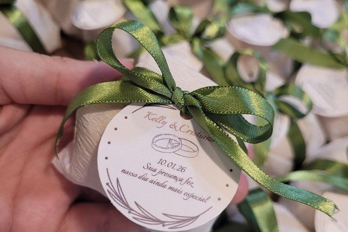 Lembrancinha de casamento com etiqueta e fita