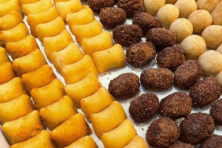 Bandeja de salgados fritos