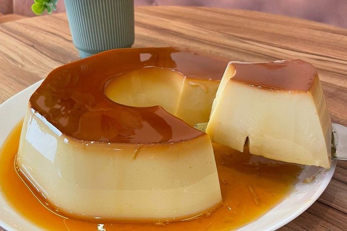Pudim de leite condensado com calda de caramelo