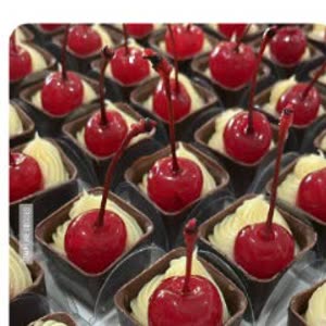 Cachepô de chocolate com cerejas