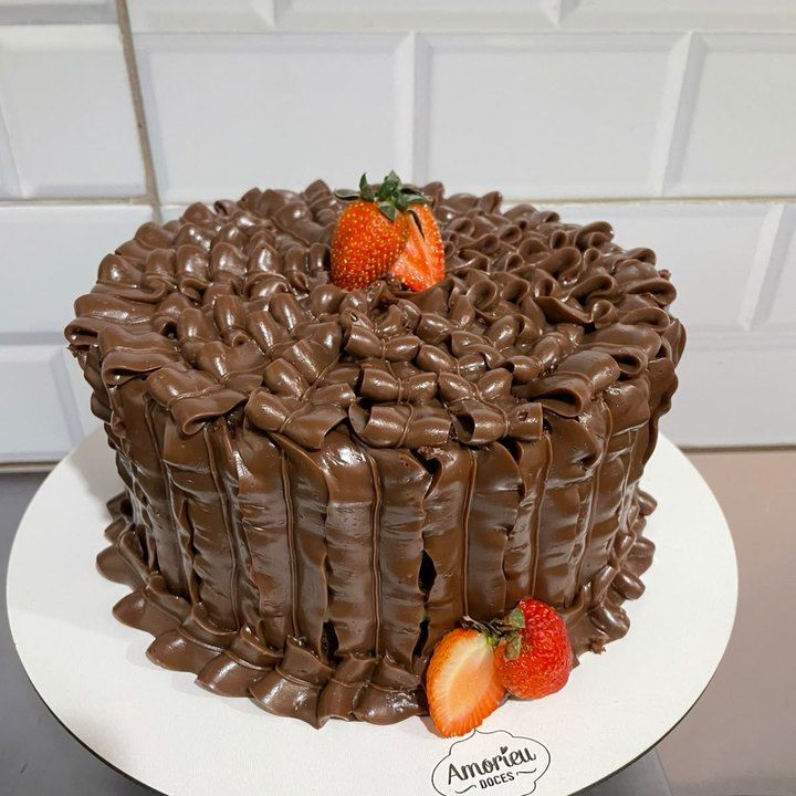 Bolo com cobertura de brigadeiro cremoso