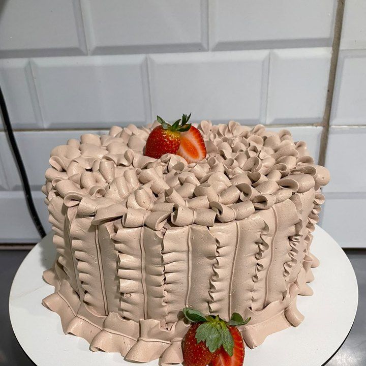 Bolo com cobertura de chantininho de chocolate