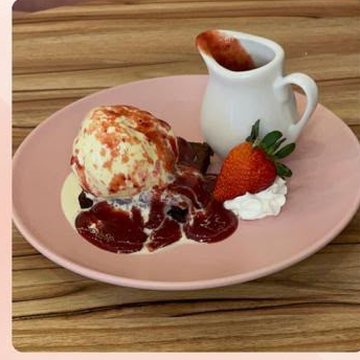 Brownie com sorvete e calda de frutas vermelhas