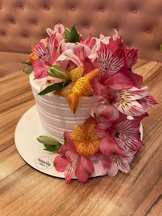 Bolo de casamento com flores naturais